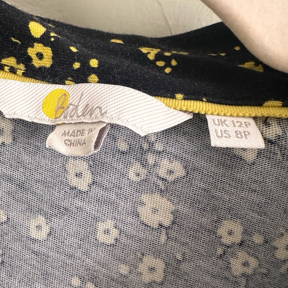 Boden Jersey midi floral shirt dress black with yellow flowers. Belt included - Picture 3 of 5